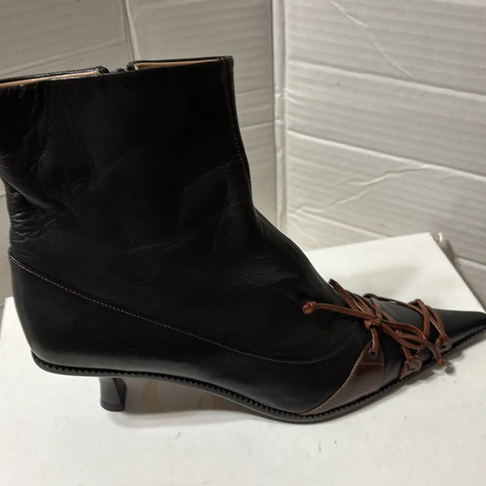 Elegant Black Ankle Boots with Brown Accents - Picture 4 of 13